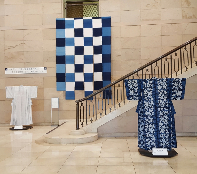 「藍」をテーマに飾り付け　議会棟玄関ホール